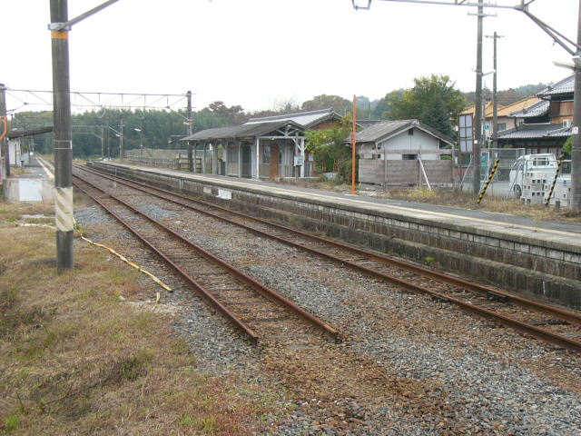最後に新駅から旧駅を見る。